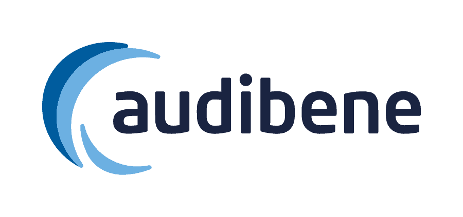 Das Bild zeigt das audibene Logo mit blauem Schriftzug und stilisiertem Ohr auf Blau